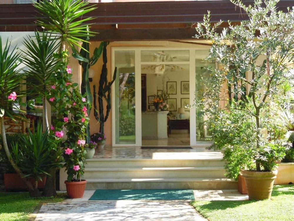 Hotel Mediterraneo Марина-ди-Пьетрасанта Экстерьер фото