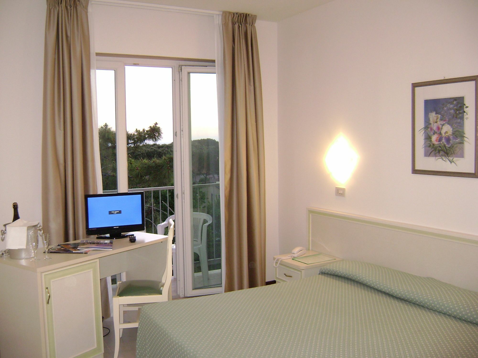 Hotel Mediterraneo Марина-ди-Пьетрасанта Экстерьер фото
